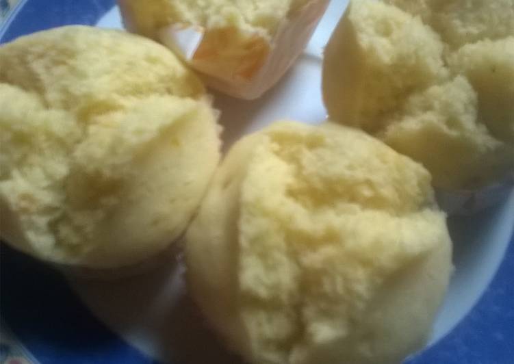 Bolu ubi kuning mekar