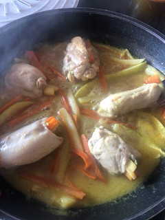 Una foto de Contramuslos de pollo con calabacín y zanahoria