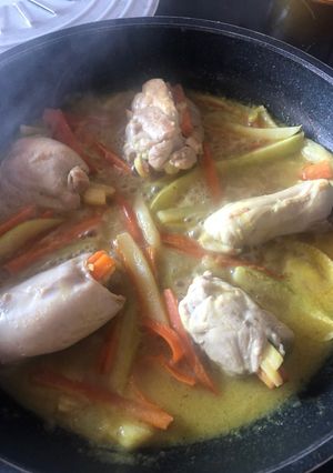 Una foto de Contramuslos de pollo con calabacín y zanahoria