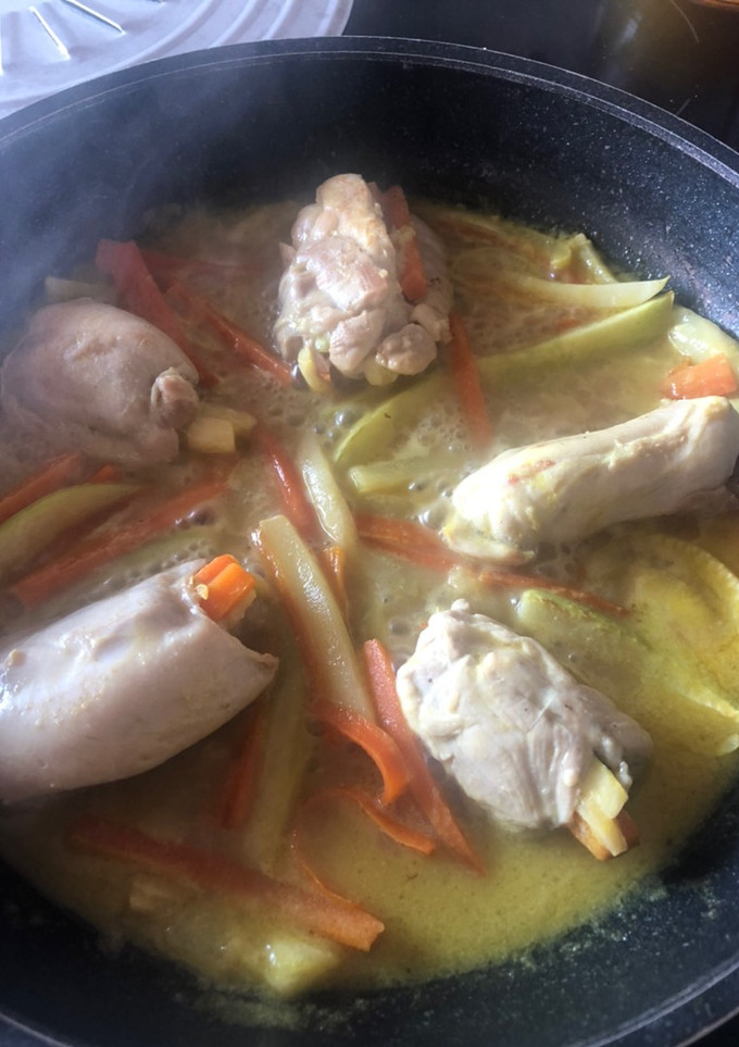 Una foto de Contramuslos de pollo con calabacín y zanahoria