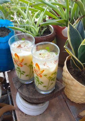कस्टड फ्लेवर दूध(custard milk recipe in hindi) रेसिपी मुख्य फोटो