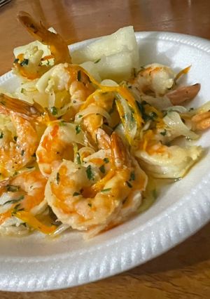 Una foto de Camarones al ajillo acompañado de yuca