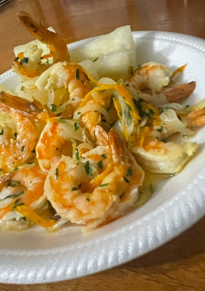 Una foto de Camarones al ajillo acompañado de yuca