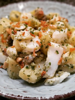 Una foto de Ensalada de patata y bacalao confitado con pesto