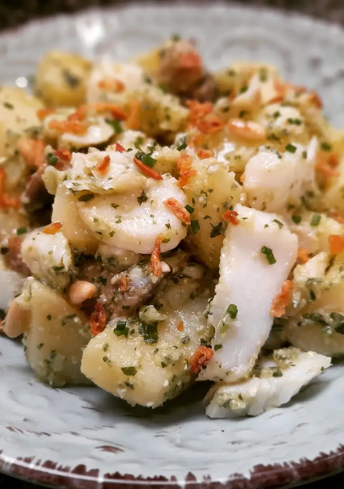Una foto de Ensalada de patata y bacalao confitado con pesto