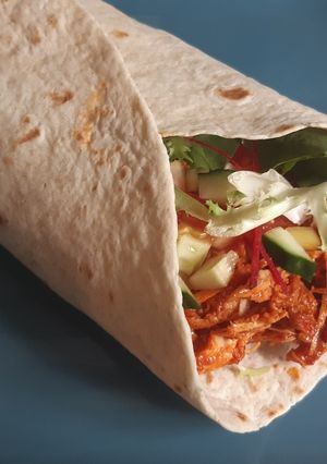 Csípős tépett csirkemell tortillába recept fotója