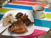 Una foto de mojarra frito