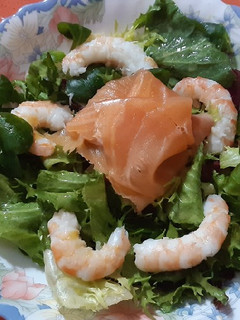 Una foto de Ensalada con langostinos y salmón ahumado