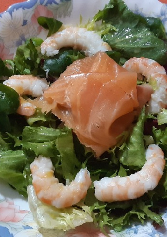 Una foto de Ensalada con langostinos y salmón ahumado