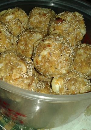 A picture of Jaggery and dry nuts laddu.