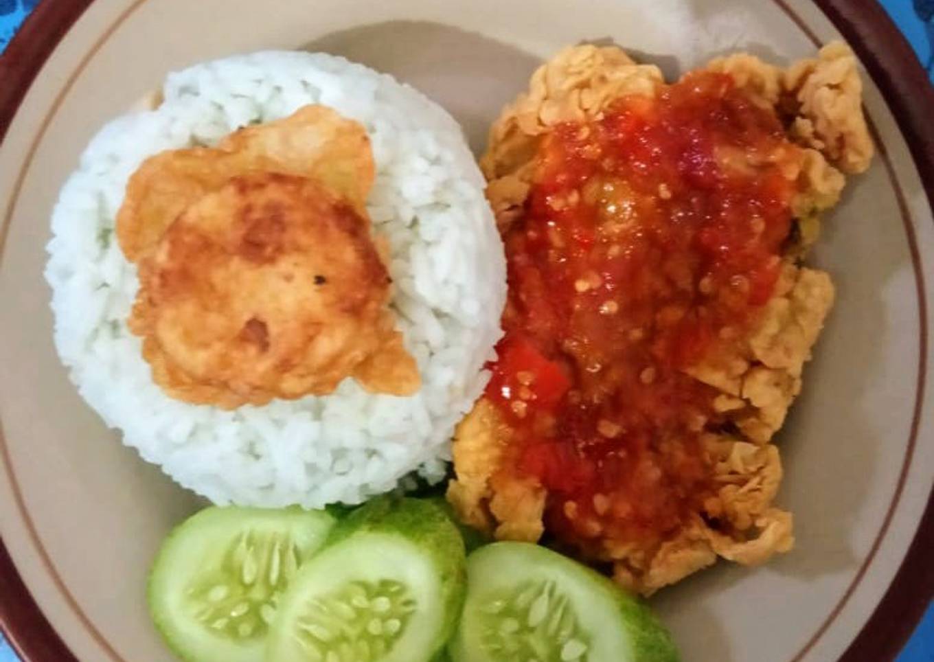 Lalapan ayam geprek with nasi biru bunga telang