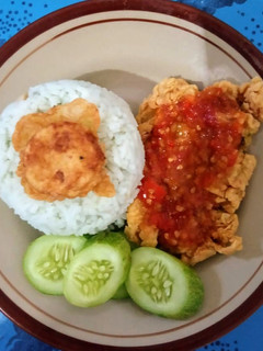 Foto resep Lalapan ayam geprek with nasi biru bunga telang