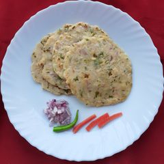 A picture of Akki roti (rice flat bread).
