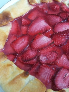 Una foto de Tarta de Fresas Rellena de Crema Pastelera Fácil¡