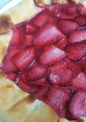 Una foto de Tarta de Fresas Rellena de Crema Pastelera Fácil¡