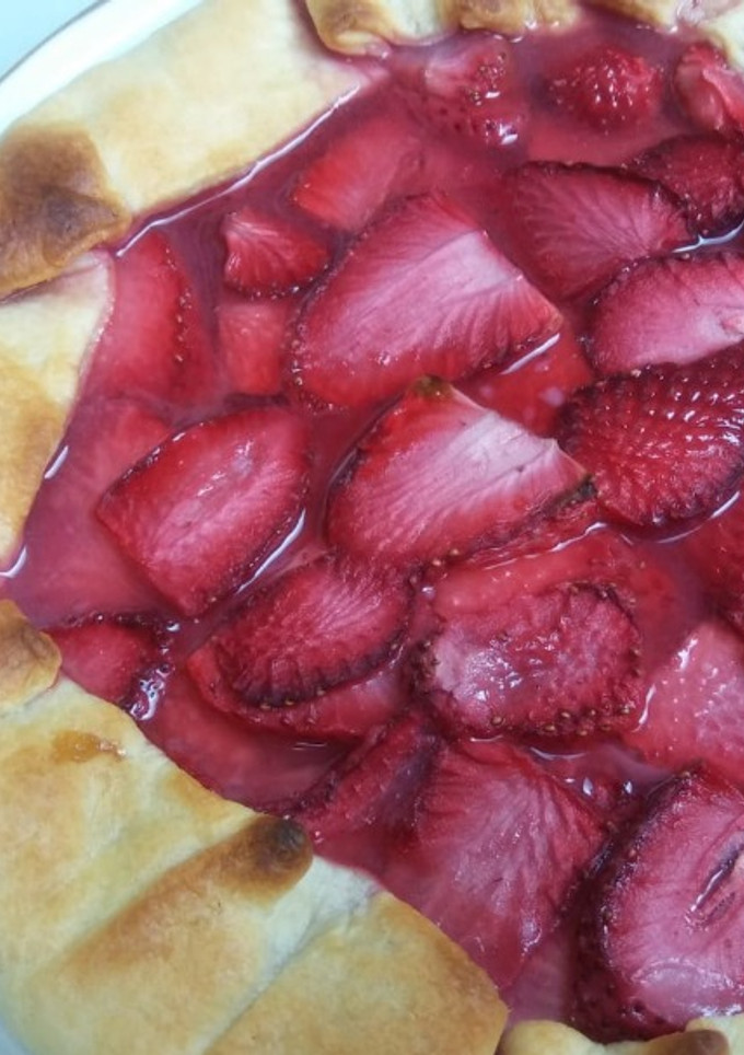 Una foto de Tarta de Fresas Rellena de Crema Pastelera Fácil¡