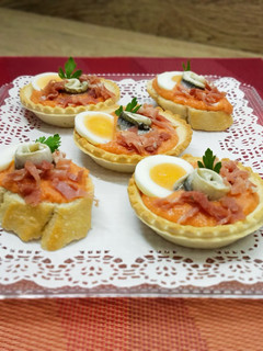 Una foto de Canapé o pincho de salmorejo
