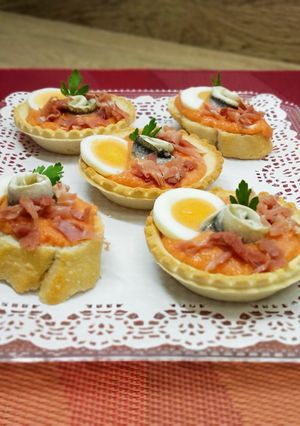Una foto de Canapé o pincho de salmorejo