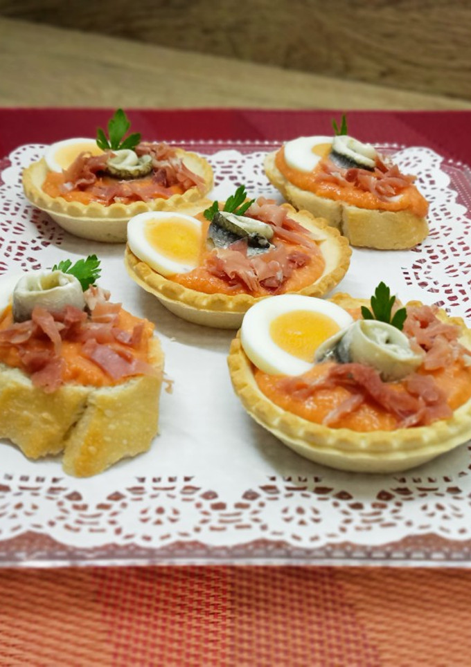 Una foto de Canapé o pincho de salmorejo