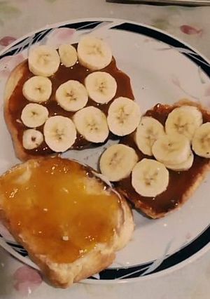 Una foto de Tostadas con dulce de leche y banana🍌🍌