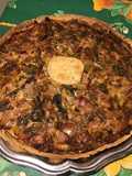 Tarte aux poireaux, saucisses à l'ancienne et emmental (pâte brisée épeautre origan)