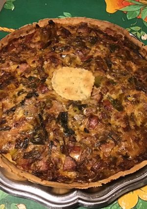Une photo de Tarte aux poireaux, saucisses à l'ancienne et emmental (pâte brisée épeautre origan)