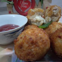 A picture of Cheese Potato Balls.