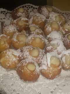 Una foto de Buñuelos de viento rellenos de crema