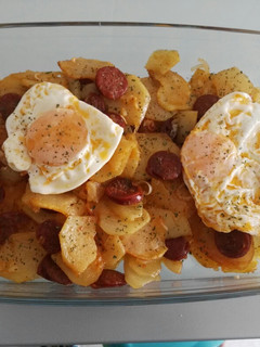Una foto de Patatas a lo pobre con chorizo