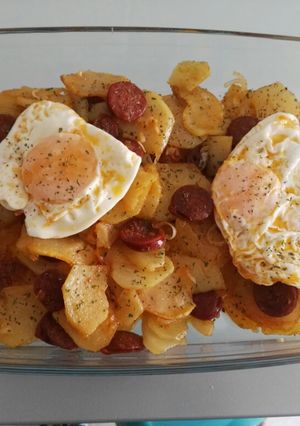 Una foto de Patatas a lo pobre con chorizo