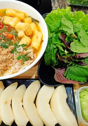 Hình của món Bún riêu cua thịt bò kèm đậu hũ chiên.