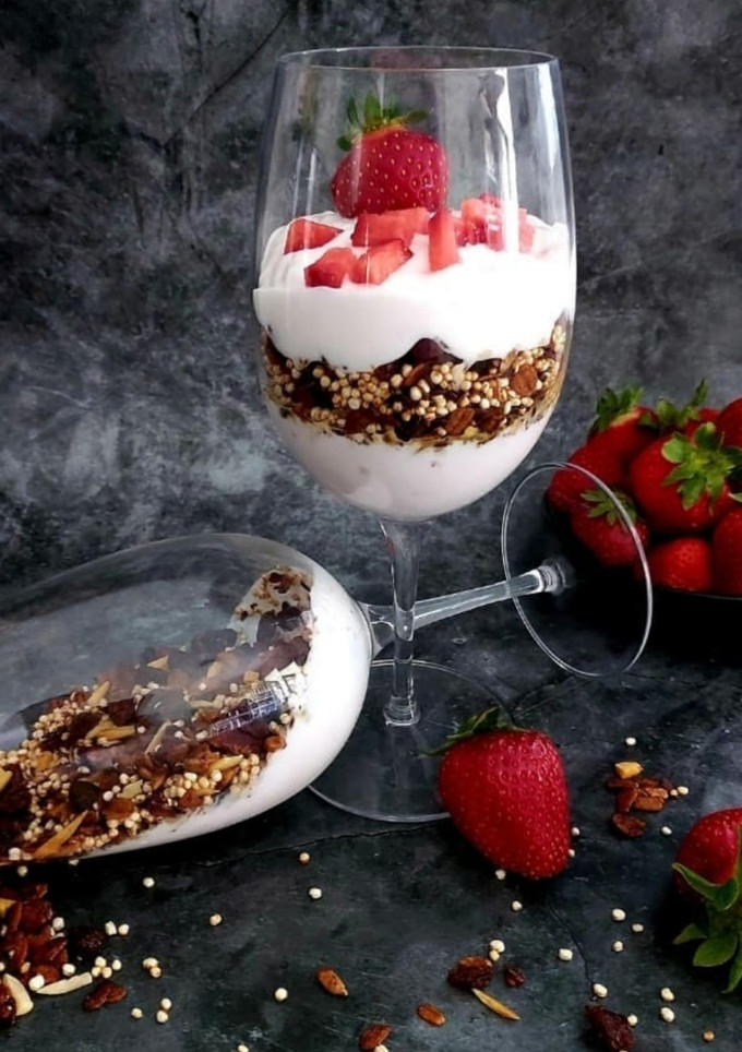 Una foto de 💥 GRANOLA CON YOGURT 🍓