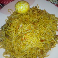A picture of Stir fried spaghetti and egg.