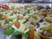 Una foto de canapés