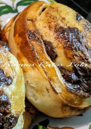 Una foto de Caracolas de chocolate en panificadora y horno