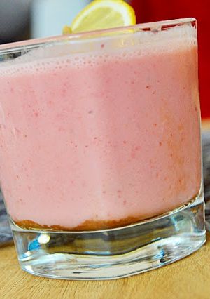 Zdjęcie przepisu Shake truskawkowy z sokiem z pokrzywy.