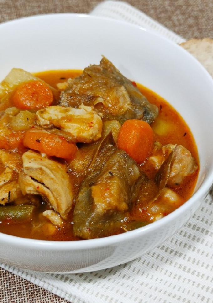 Una foto de Guiso de patatas y alcachofas con pollo