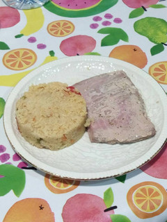 Una foto de Atún al yin y cuscús con pimientos