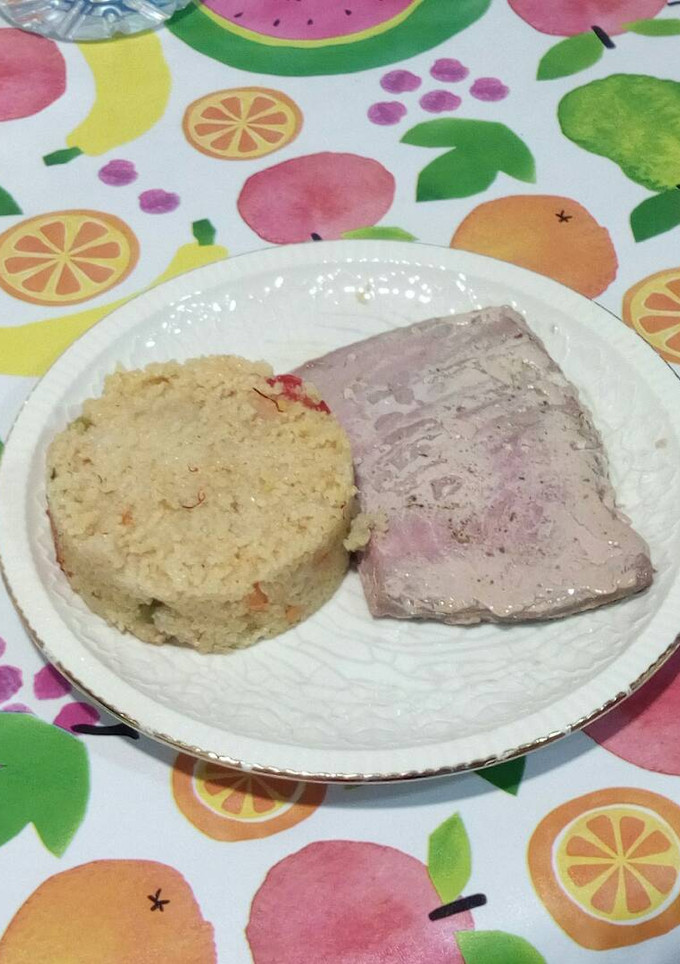 Una foto de Atún al yin y cuscús con pimientos
