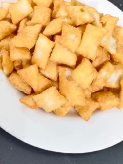 नमक पारे (namakpare recipe in Hindi) रेसिपी मुख्य फोटो