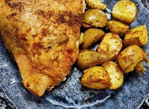 Una foto de Pollo al horno con papines