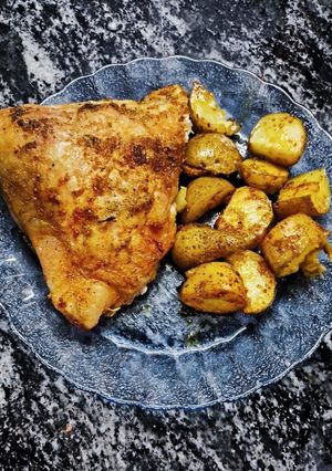 Una foto de Pollo al horno con papines