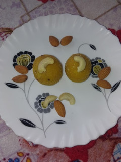 बेसन के लड्डू (besan ke ladoo recipe in Hindi) रेसिपी मुख्य फोटो