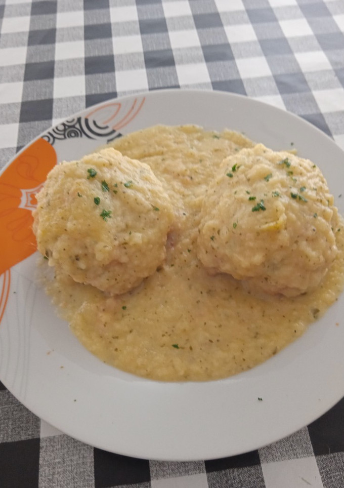 Una foto de Bolas de pollo rellenas en salsa de manzana