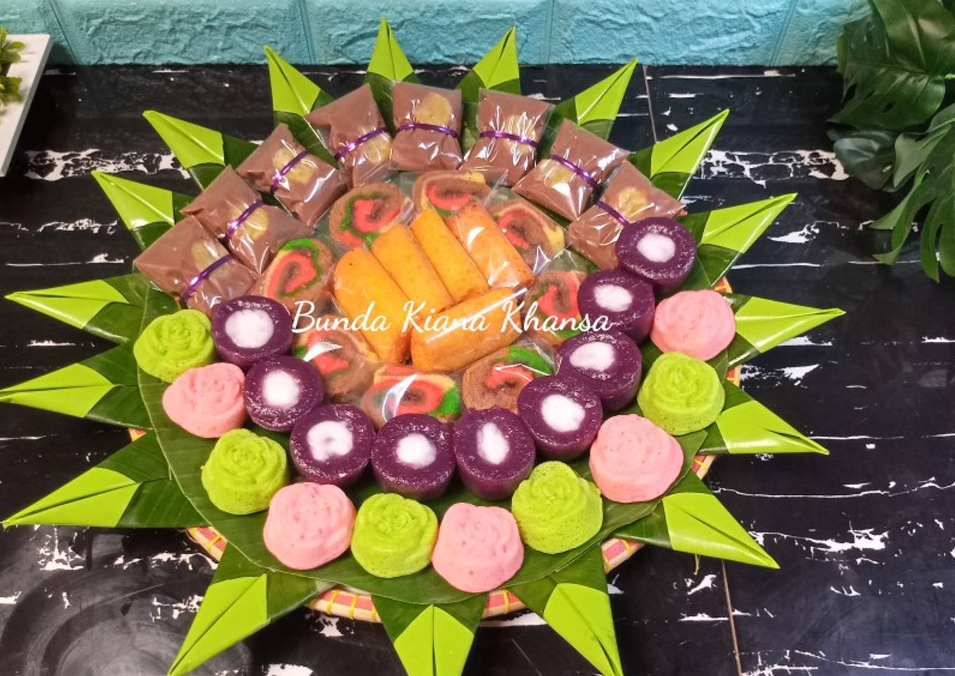 Nona manis ubi ungu (isian kue tampah)