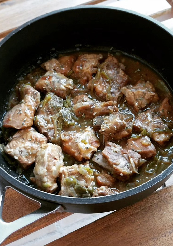 Una foto de Costillas de cerdo guisadas en Oporto con cebolla y pimientos