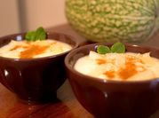 Una foto de postres con jugo de piña