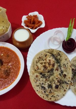 A picture of Vegetable kofta in red gravy with mint naan.