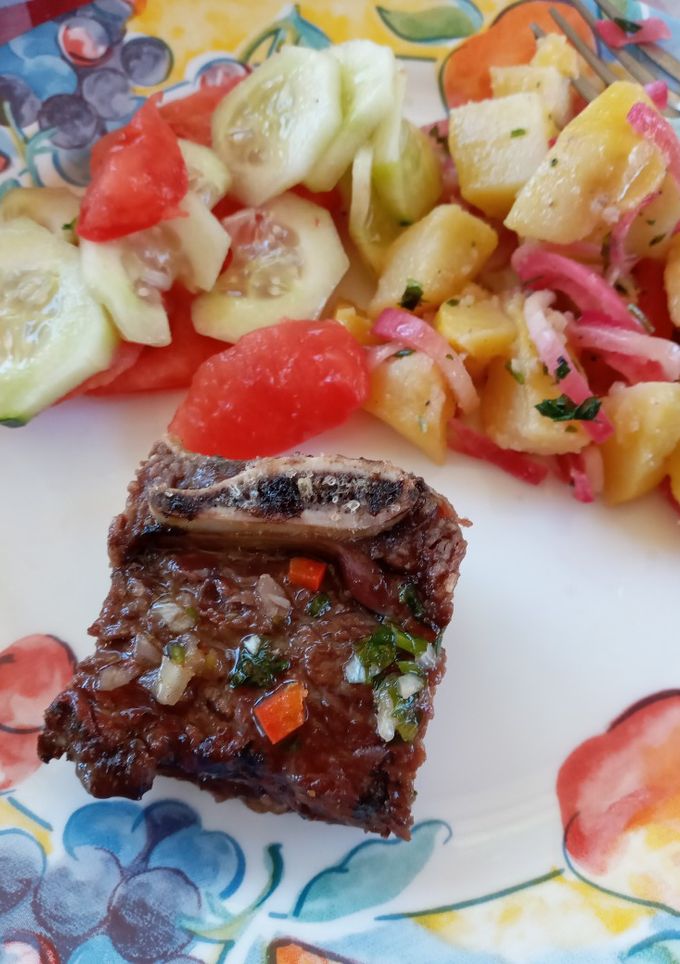Una foto de Asado de tira con chimichurri