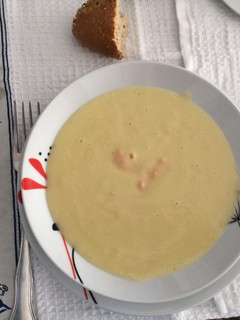 Una foto de Crema de puerros con salmón